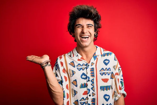 Zole Edilmiş Kırmızı Arka Plan Üzerinde Yaz Gömleği Giyen Genç — Stok fotoğraf