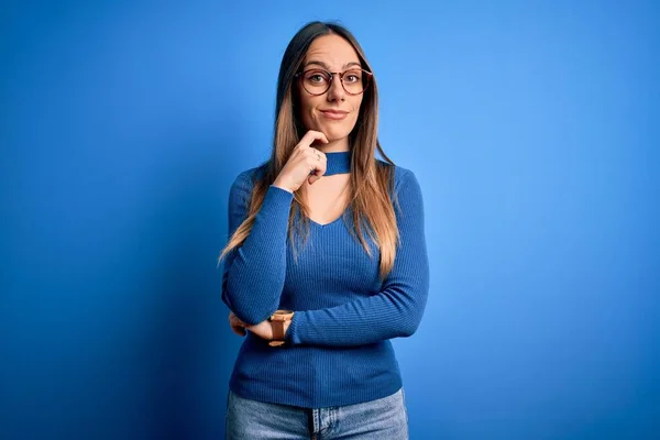 Mavi Arka Planda Duran Mavi Gözlü Genç Güzel Sarışın Kadın — Stok fotoğraf