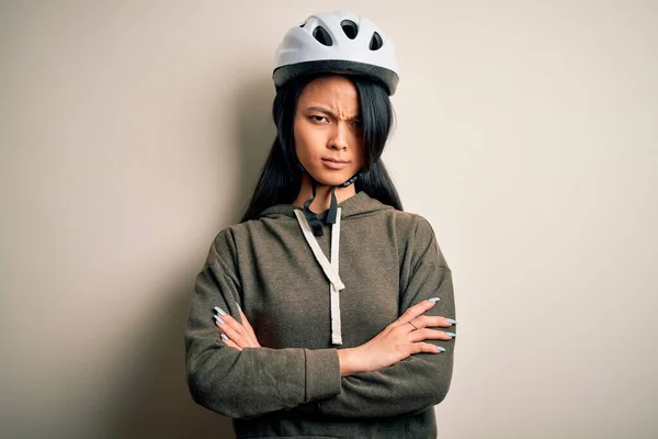 若い美しい中国の女性は 孤立した白い背景懐疑的で緊張した上で自転車のヘルメットを着用し 両腕を組んで顔に不承認式 負の人 — ストック写真