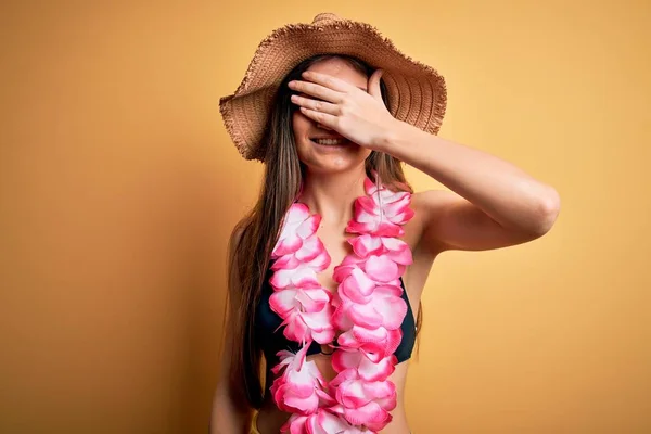 Mladá Krásná Žena Modrýma Očima Dovolené Bikinách Hawaiian Lei Usmívá — Stock fotografie