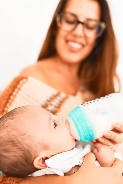 소파에 여자와 말이야 젖병을 사용하여 아기와 산모가 긴장을 편안하게 우유를 — 스톡 사진