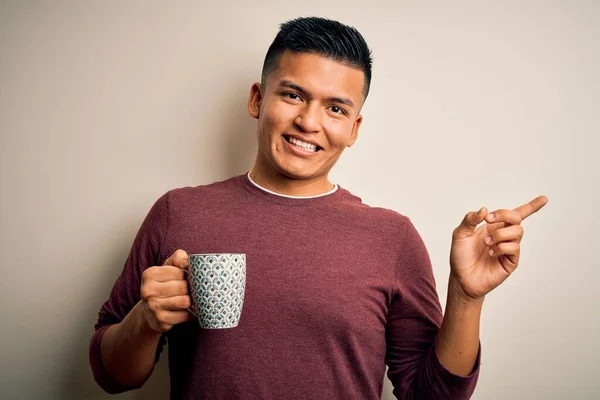 Junge Gut Aussehende Lateinische Mann Trinkt Tasse Kaffee Über Isolierten — Stockfoto