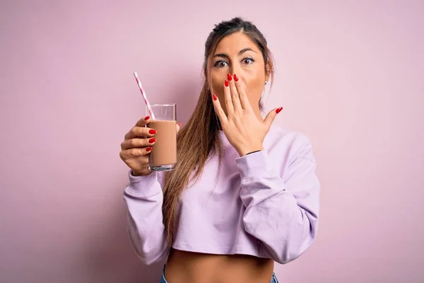 Jovem Bela Mulher Fitness Beber Proteína Chocolate Batido Leite Antes — Fotografia de Stock