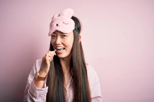 Genç Güzel Asyalı Kadın Pijamasını Giymiş Diş Fırçası Diş Macunu — Stok fotoğraf