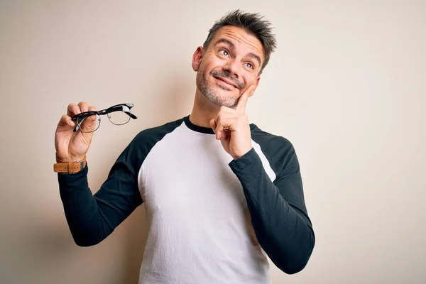 Jovem Homem Óptico Bonito Mostrando Óculos Sobre Fundo Branco Isolado — Fotografia de Stock