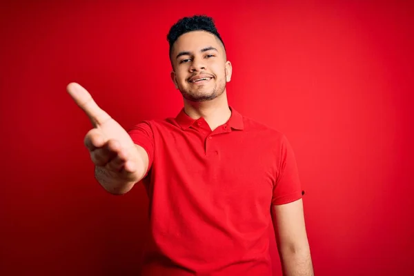 Jovem Homem Bonito Vestindo Pólo Casual Vermelho Sobre Fundo Isolado — Fotografia de Stock