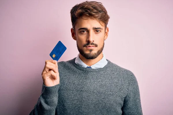 Young Customer Man Beard Holding Credit Card Payment Pink Background — Stock fotografie