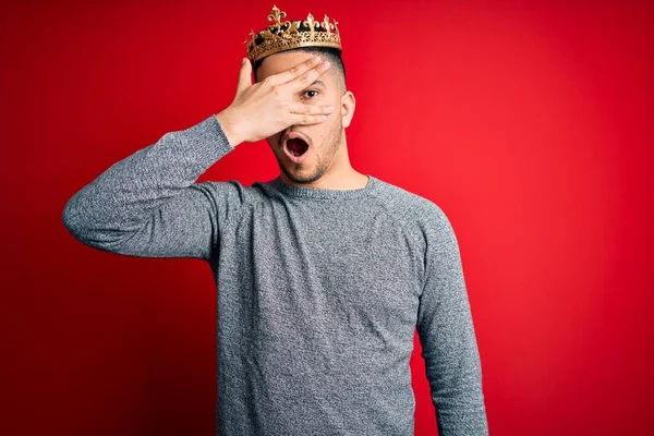 Jovem Homem Bonito Vestindo Coroa Dourada Príncipe Sobre Fundo Vermelho — Fotografia de Stock