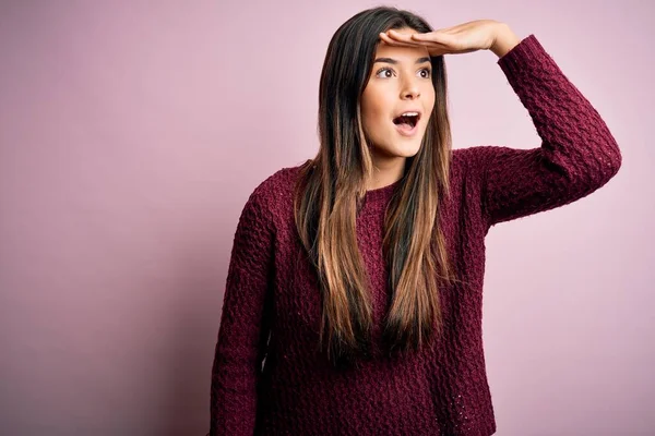 Giovane Bella Ragazza Indossa Maglione Casual Sfondo Rosa Isolato Molto — Foto Stock