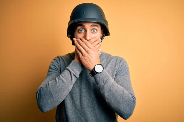 Jovem Empresário Bonito Usando Capacete Militar Sobre Fundo Amarelo Isolado — Fotografia de Stock