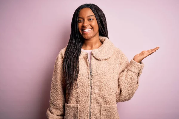 Jeune Femme Afro Américaine Vêtue Manteau Hiver Mode Sur Fond — Photo