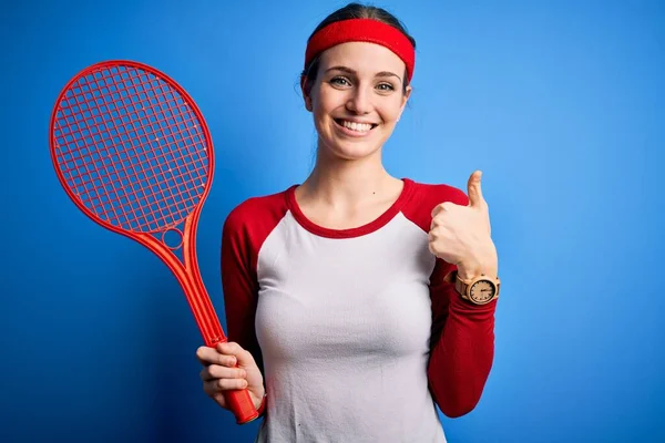 Jonge Mooie Roodharige Sportvrouw Tennissen Met Behulp Van Racket Blauwe — Stockfoto