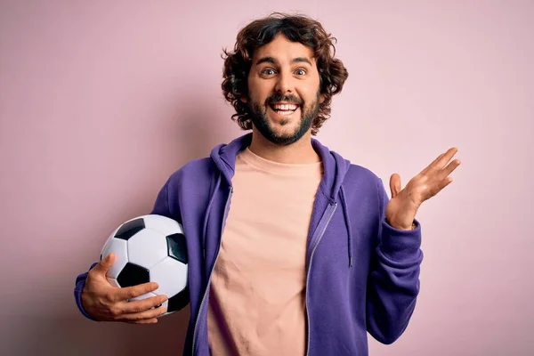 Sakallı Yakışıklı Oyuncu Futbol Topunu Pembe Arka Planda Tutuyor Çok — Stok fotoğraf