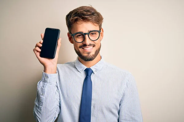 Νεαρός Επιχειρηματίας Κρατώντας Smartphone Στέκεται Πάνω Από Απομονωμένο Λευκό Φόντο — Φωτογραφία Αρχείου