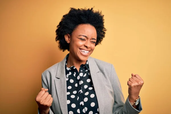 Ung Vacker Afroamerikansk Afro Affärskvinna Med Lockigt Hår Bär Jacka — Stockfoto