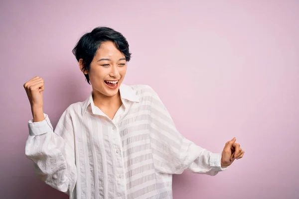 Jong Mooi Aziatisch Meisje Dragen Casual Shirt Staan Geïsoleerde Roze — Stockfoto