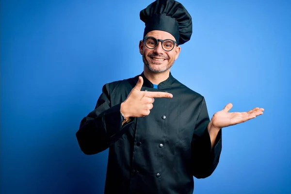 Joven Hombre Guapo Chef Con Uniforme Cocina Sombrero Sobre Fondo —  Fotos de Stock