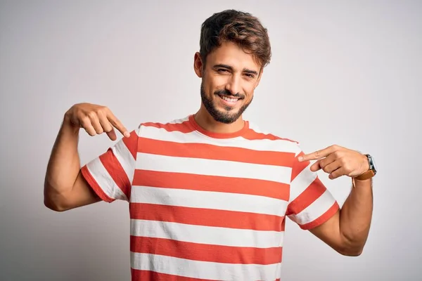 Jonge Knappe Man Met Baard Gestreept Shirt Witte Achtergrond Kijkend — Stockfoto