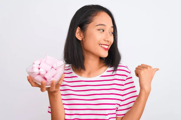 Mooie Chinese Vrouw Houden Kom Met Marshmallows Geïsoleerde Witte Achtergrond — Stockfoto