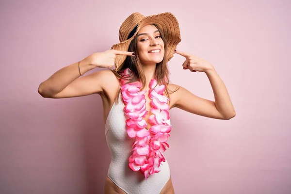 Junge Schöne Brünette Frau Urlaub Badeanzug Und Hawaiiblumen Die Fröhlich — Stockfoto