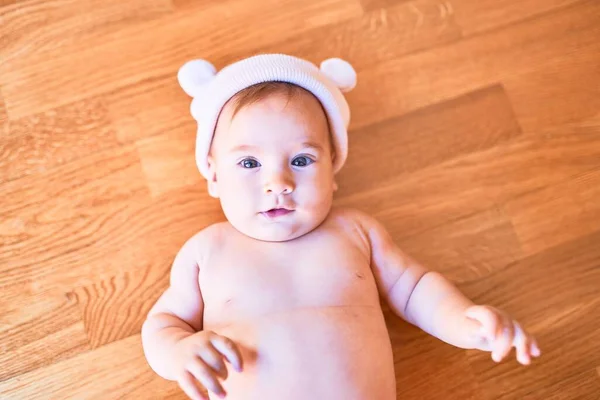 Adorable Bebé Acostado Sofá Casa Recién Nacido Con Sombrero Fanny — Foto de Stock