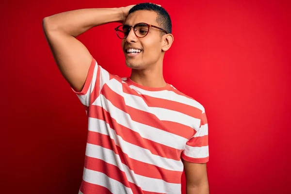 Jovem Homem Afro Americano Bonito Vestindo Casual Listrado Shirt Óculos — Fotografia de Stock