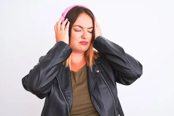 Müzik Dinleyen Genç Güzel Bir Kadın Kulaklık Takıyor Arka Planda — Stok fotoğraf