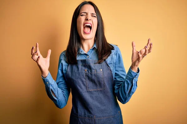 Jonge Bakker Vrouw Met Blauwe Ogen Dragen Schort Staan Geïsoleerde — Stockfoto