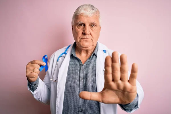 Senior Stilig Hoary Läkare Man Bär Stetoskop Hålla Blå Cancer — Stockfoto