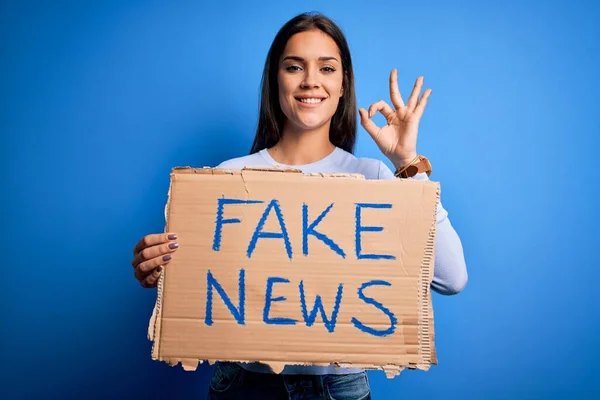 Jong Mooi Brunette Vrouw Houden Banner Met Nep Nieuws Bericht — Stockfoto