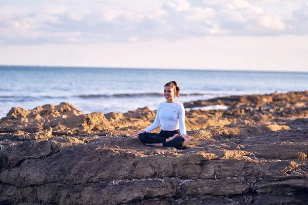 Junge Schöne Sportlerin Lächelt Glücklich Und Praktiziert Yoga Trainer Mit — Stockfoto