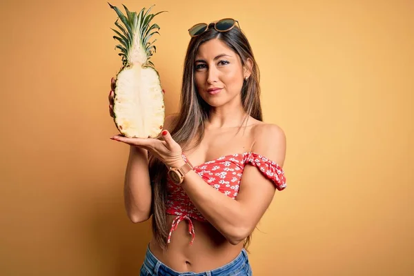 Ung Vacker Brunett Kvinna Som Håller Mitten Ananas Frukt Över — Stockfoto