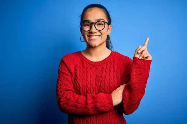 Joven Hermosa Mujer Asiática Con Suéter Casual Gafas Sobre Fondo —  Fotos de Stock