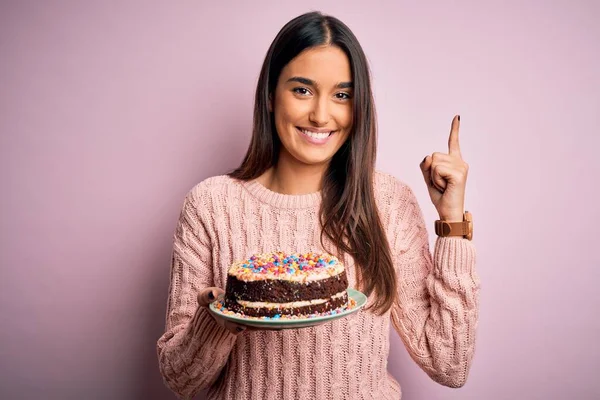 Junge Schöne Brünette Frau Hält Geburtstag Köstlichen Kuchen Über Rosa — Stockfoto