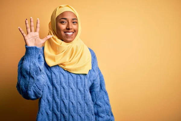 Jovem Afro Americana Africana Vestindo Hijab Muçulmano Sobre Fundo Amarelo — Fotografia de Stock