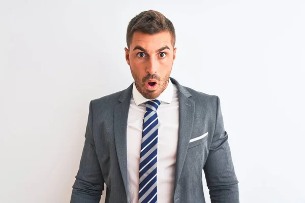 Junger Gutaussehender Geschäftsmann Anzug Und Krawatte Über Isoliertem Hintergrund Schockiertem — Stockfoto