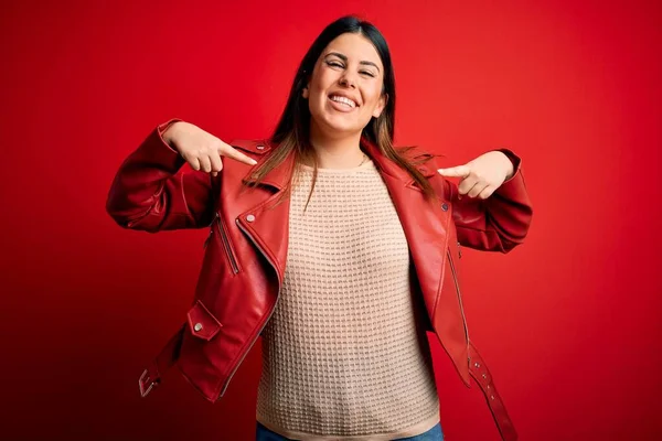 Mujer Hermosa Joven Con Chaqueta Cuero Rojo Sobre Fondo Aislado — Foto de Stock