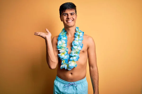 Jonge Knappe Toerist Vakantie Met Zwemkleding Hawaïaanse Lei Bloemen Lachend — Stockfoto