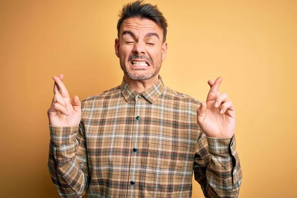 Joven Hombre Guapo Con Camisa Casual Pie Sobre Fondo Amarillo — Foto de Stock