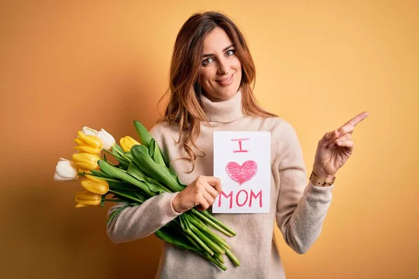Mooi Brunette Vrouw Holding Liefde Mam Bericht Tulpen Vieren Moeders — Stockfoto