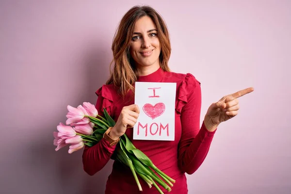 Mulher Morena Bonita Segurando Amor Mãe Mensagem Tulipas Celebrando Dia — Fotografia de Stock