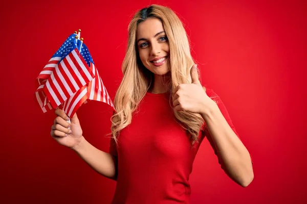 Mooie Blonde Patriottische Vrouw Houden Verenigde Staten Vlaggen Vieren Onafhankelijkheid — Stockfoto