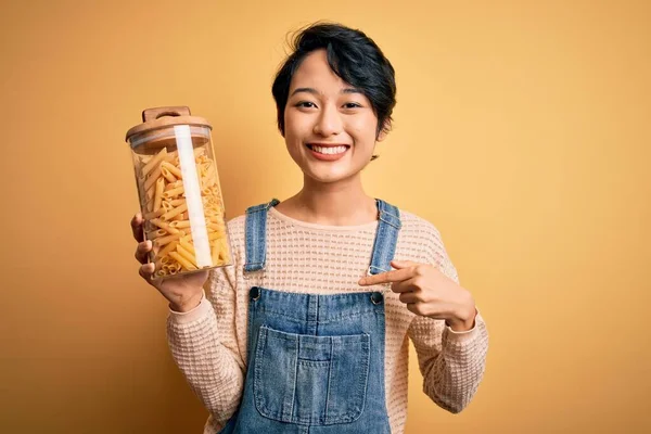Joven Hermosa Chica Asiática Sosteniendo Tarro Con Pasta Seca Italiana —  Fotos de Stock