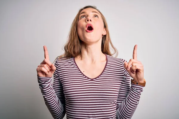 Junge Schöne Blonde Frau Trägt Lässig Gestreiftes Shirt Über Isoliertem — Stockfoto