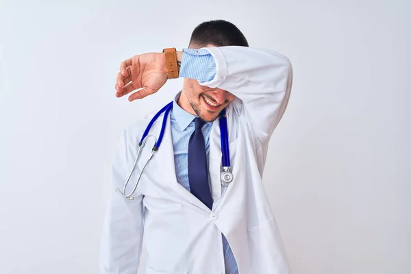 Joven Doctor Hombre Usando Estetoscopio Sobre Fondo Aislado Cubriendo Los —  Fotos de Stock