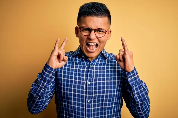 Joven Hombre Latino Guapo Con Camisa Casual Gafas Sobre Fondo —  Fotos de Stock