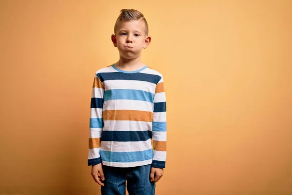 Jovem Garoto Caucasiano Com Olhos Azuis Vestindo Camisa Listrada Colorida — Fotografia de Stock