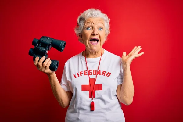 Senior Gyönyörű Ősz Hajú Életmentő Távcsővel Fütyülni Piros Háttér Nagyon — Stock Fotó