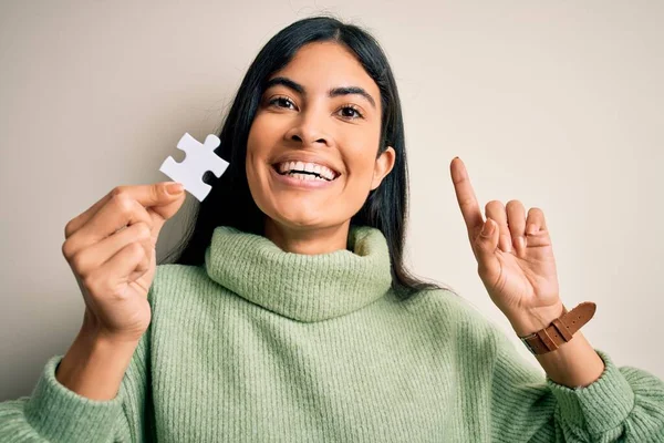 Jonge Mooie Latijns Amerikaanse Vrouw Die Puzzelstuk Als Samenwerking Oplossing — Stockfoto