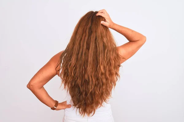 Middelbare Leeftijd Volwassen Vrouw Staande Witte Geïsoleerde Achtergrond Achterwaarts Denken — Stockfoto